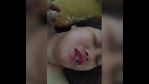 Chịch con hàng múp rồi bắn tinh vào mồm